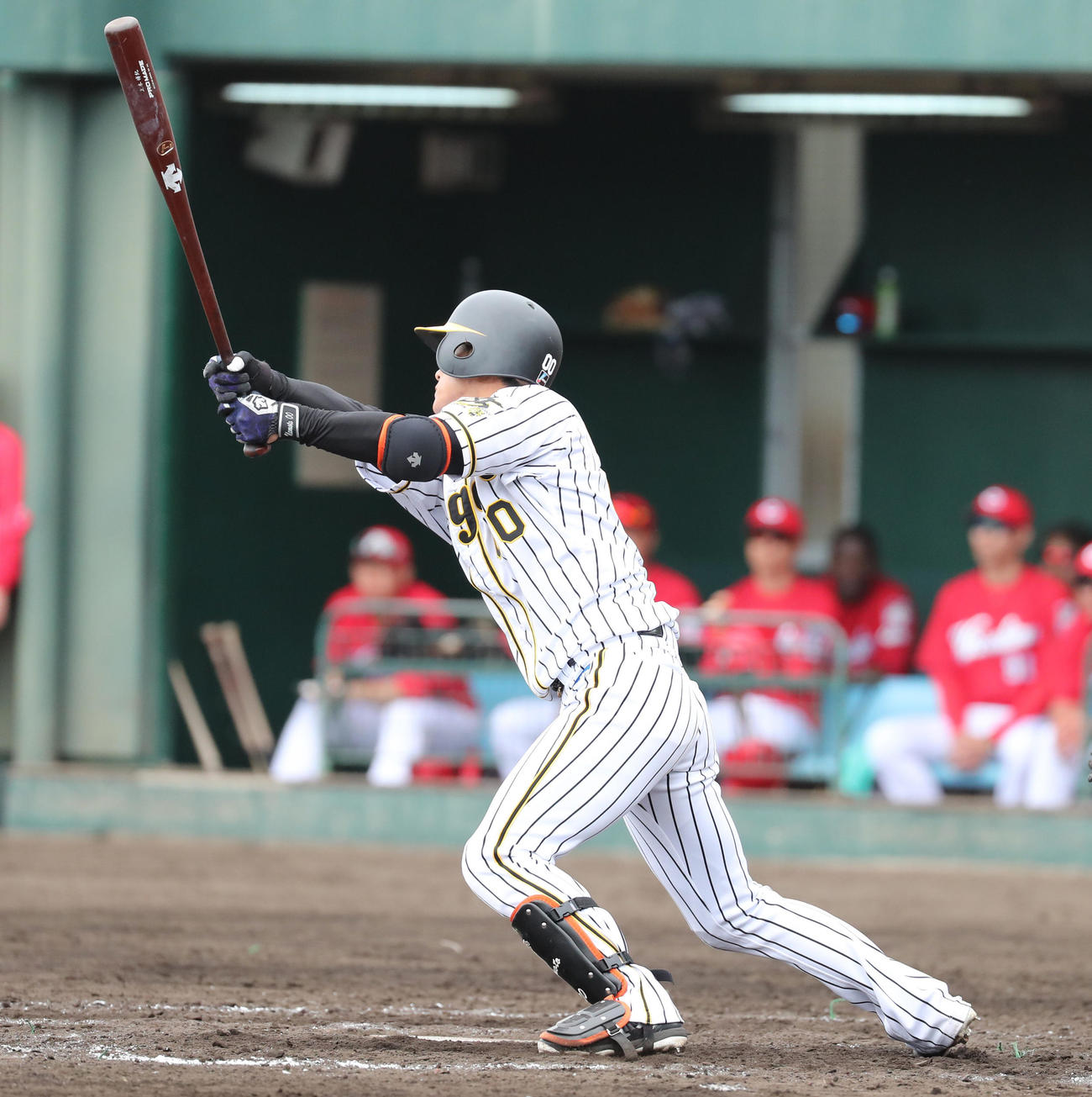 練習試合阪神対広島　5回裏阪神1死満塁、上本の中犠飛で1点を返す（撮影・清水貴仁）