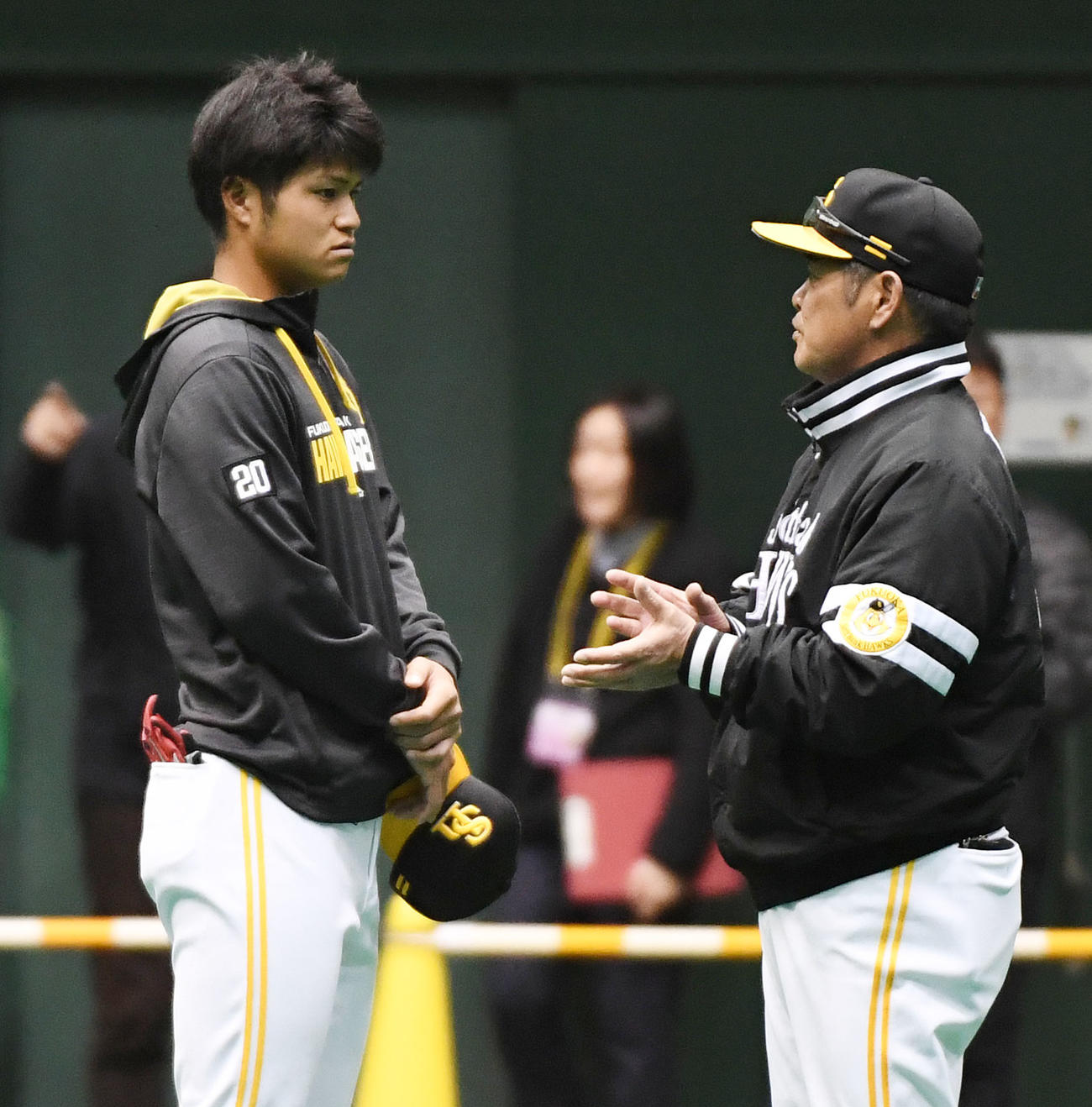 練習前、工藤公康監督（右）に右ひじ違和感を伝えるソフトバンク甲斐野央（撮影・今浪浩三）