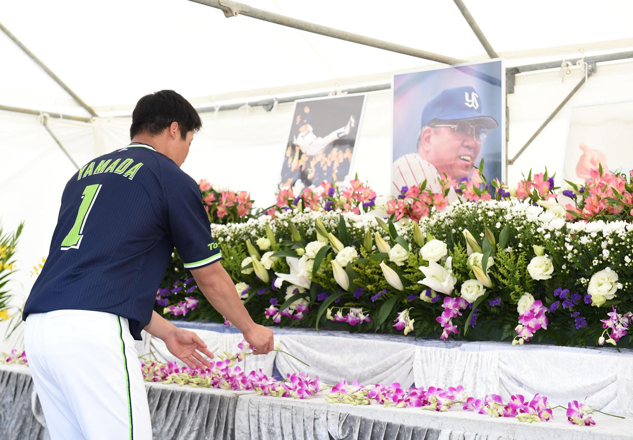 野村克也さんを偲び献花するヤクルト山田（撮影・横山健太）