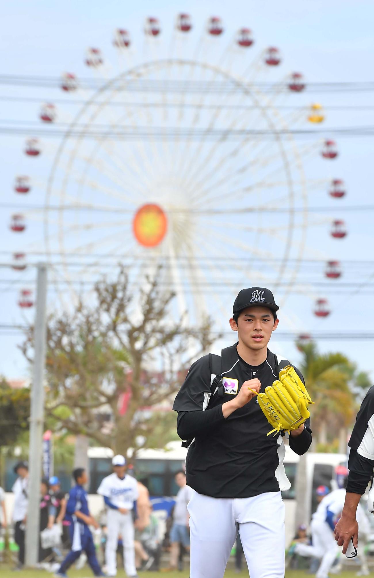 北谷公園野球場を訪れた佐々木朗希（撮影・上田博志）