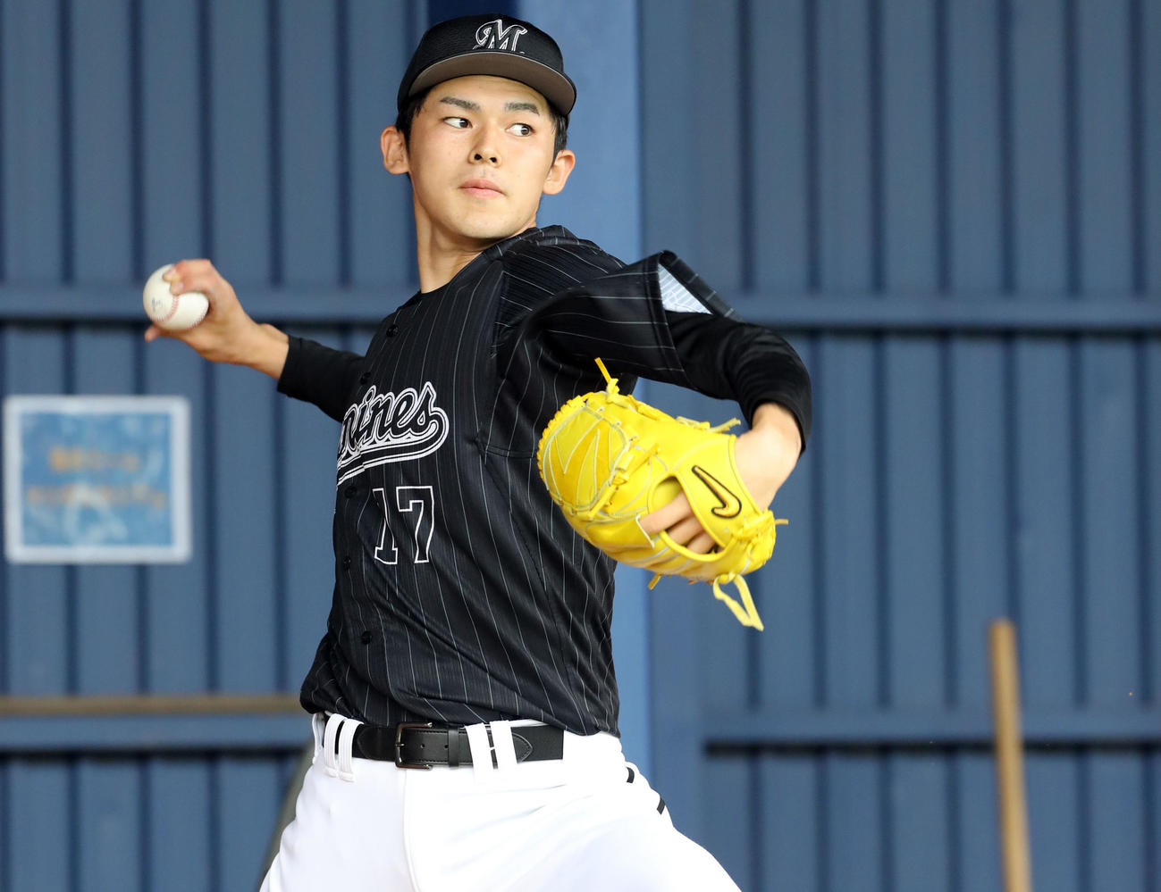 中日対ロッテ　ブルペンで投げ込むロッテ佐々木朗（撮影・垰建太）