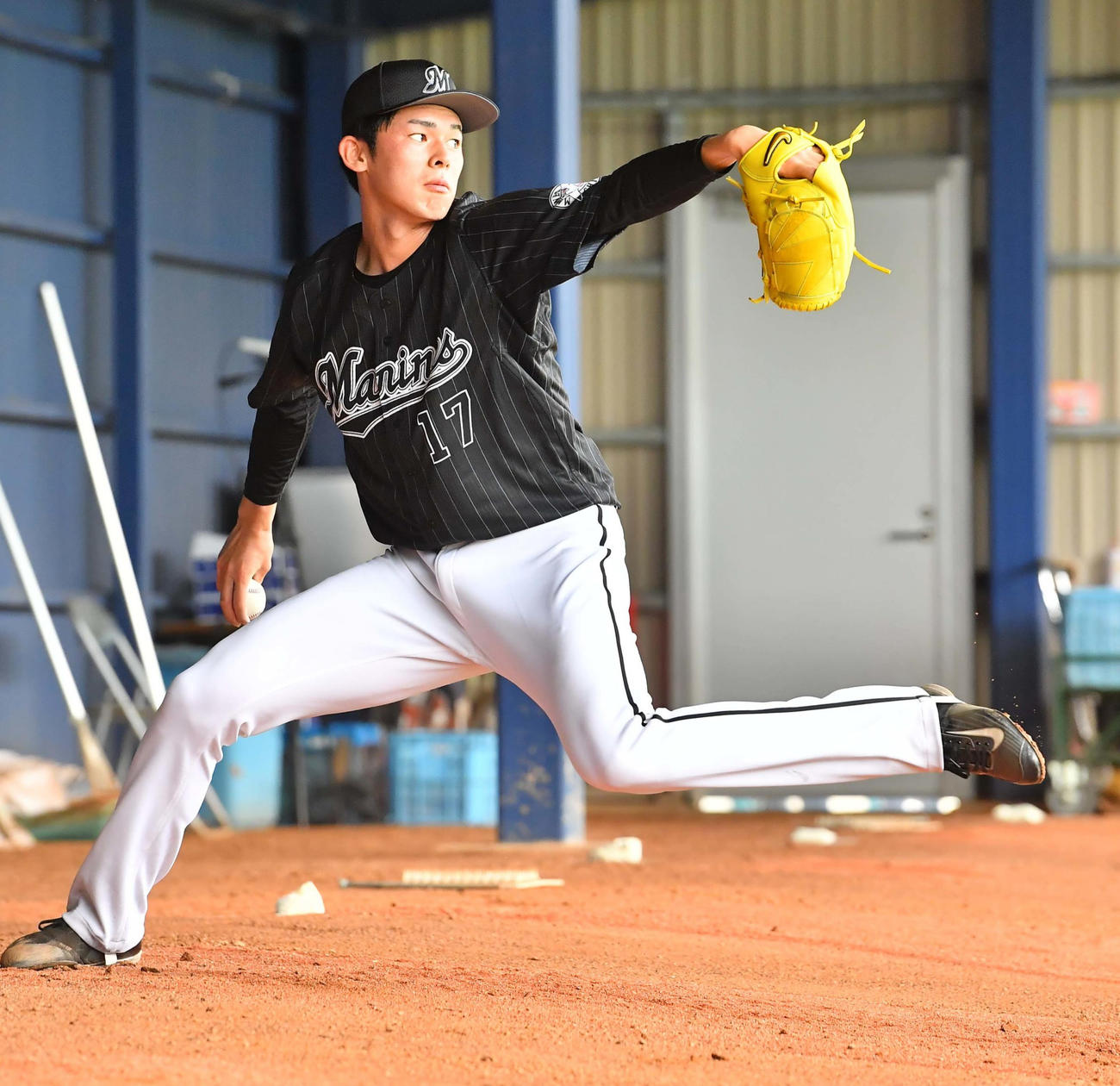 中日対ロッテ練習試合　北谷公園野球場のブルペンで投球練習をする佐々木朗希（撮影・上田博志）＝2020年2月15日、北谷公園野球場