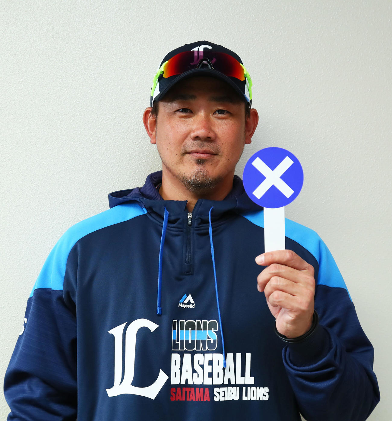 バツ！今季への思い、西武への思いを語った松坂（撮影・足立雅史）