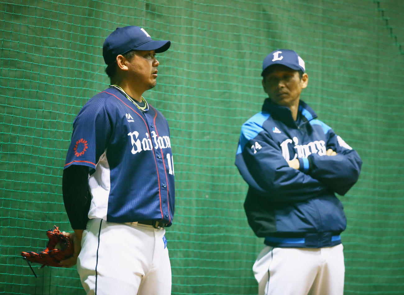 14日、ブルペンでの投球を終えた西武松坂（左）は西口コーチと会話を交わす（撮影・足立雅史）