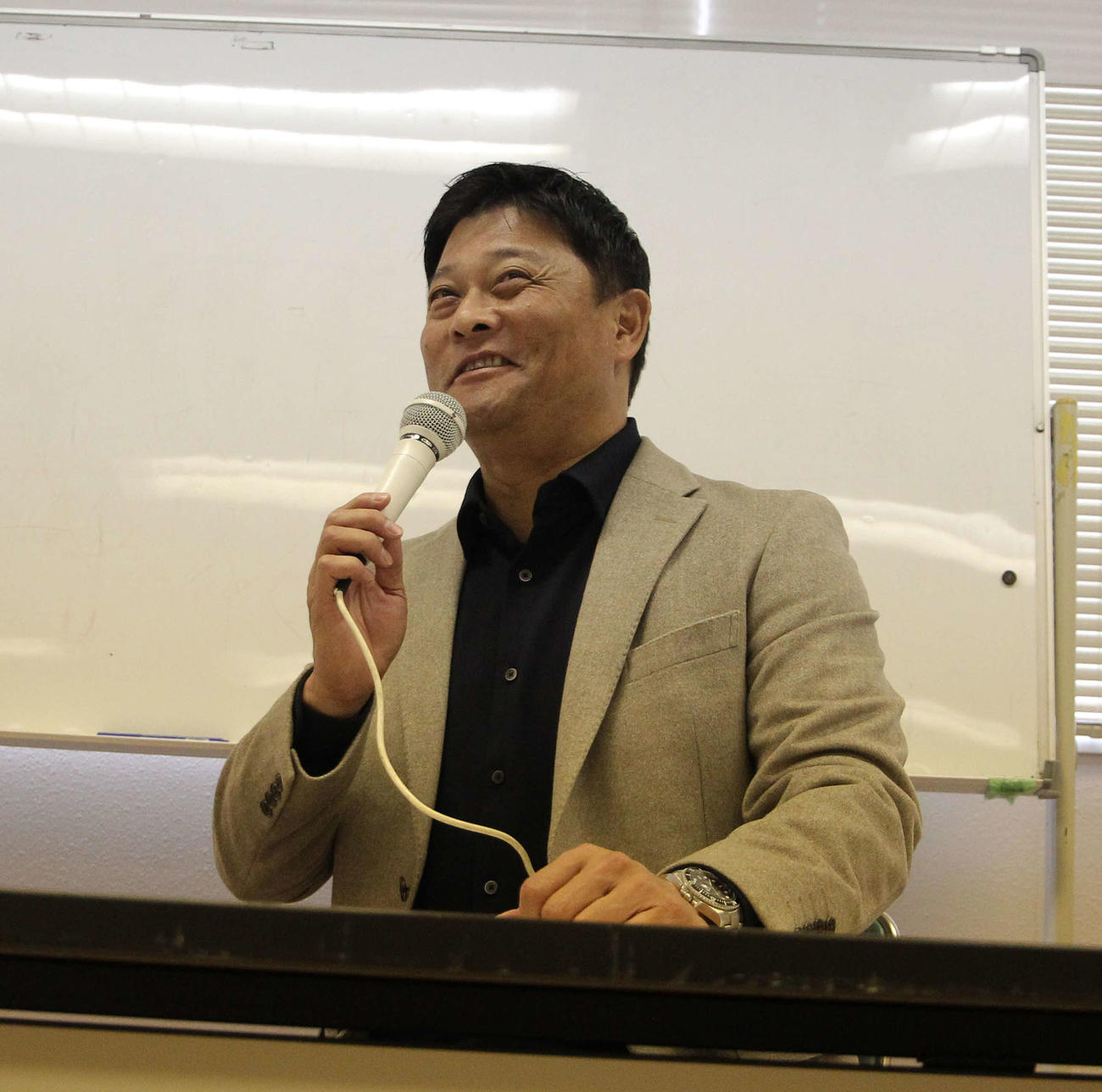 講演する橋上氏