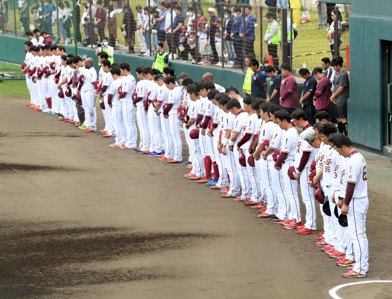 楽天対ヤクルト　試合前に亡くなった野村さんへ黙とうを捧げる楽天ナイン（撮影・滝沢徹郎
