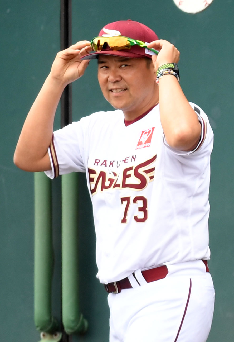練習試合　楽天対ヤクルト　ヤクルトに勝利し笑顔を見せる野村克則コーチ（撮影・横山健太）
