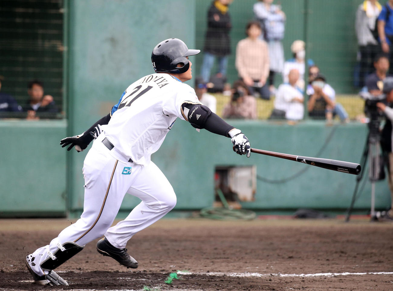 紅組対白組　9回裏白組無死、左前打を放つ日本ハム清宮（撮影・佐藤翔太）