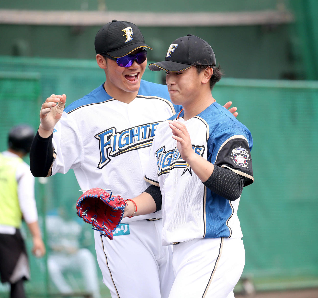 紅組対白組　1回表を無失点に抑え日本ハム清宮（左）に出迎えられながらベンチに戻る河野（撮影・佐藤翔太）