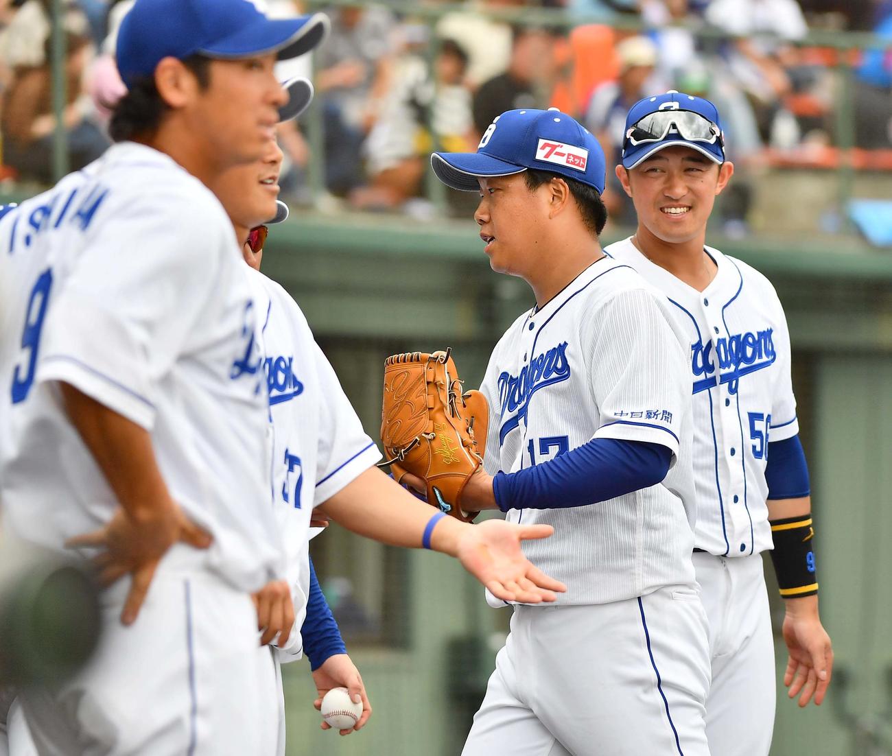 ロッテとの練習試合に先発し、3回無失点に抑えナインの出迎えを受ける中日柳（中央）（撮影・上田博志）