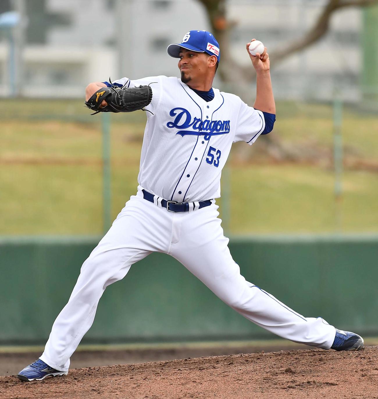 中日対ロッテ練習試合　中日2番手で登板するゴンサレス（撮影・上田博志）