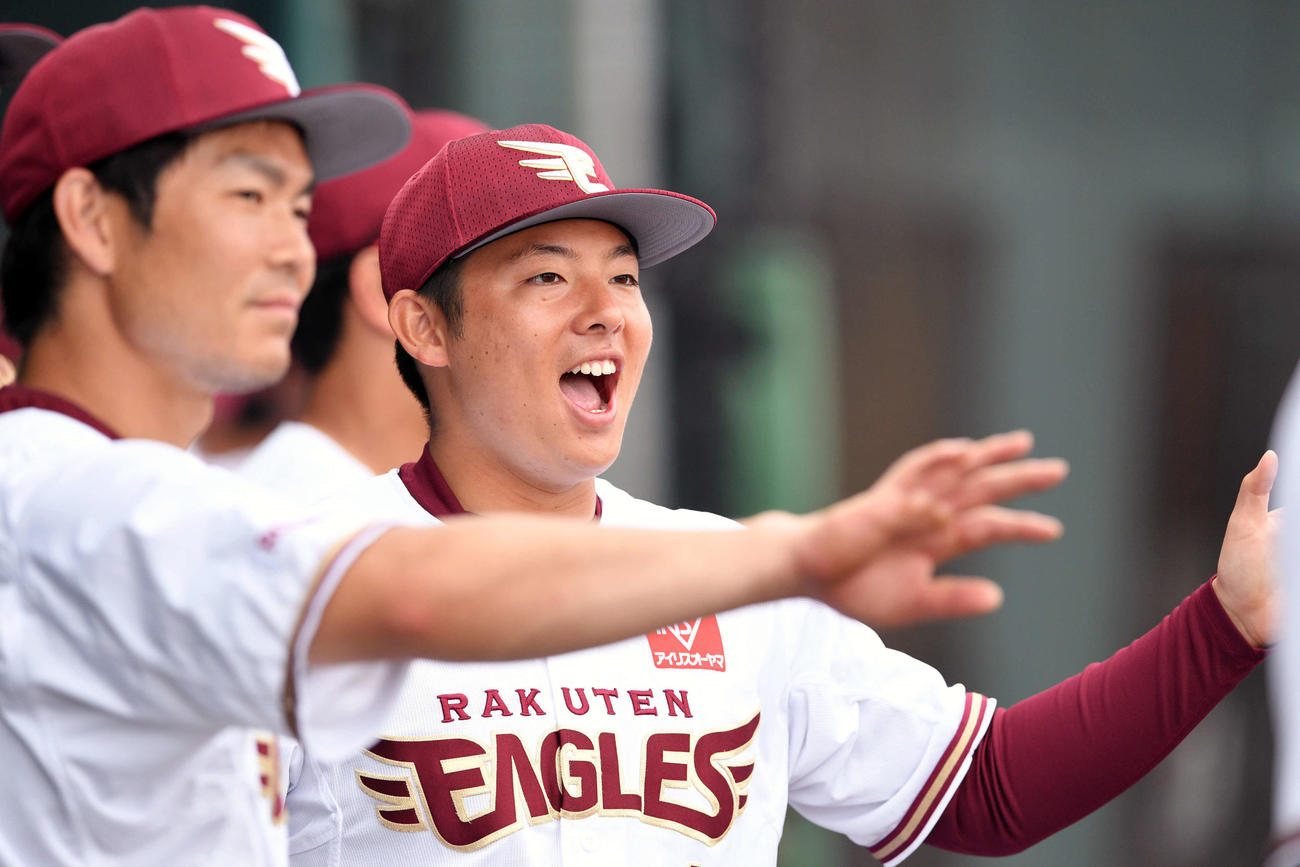 楽天対ヤクルト　ナインを笑顔で出迎える楽天松井（右）（撮影・滝沢徹郎