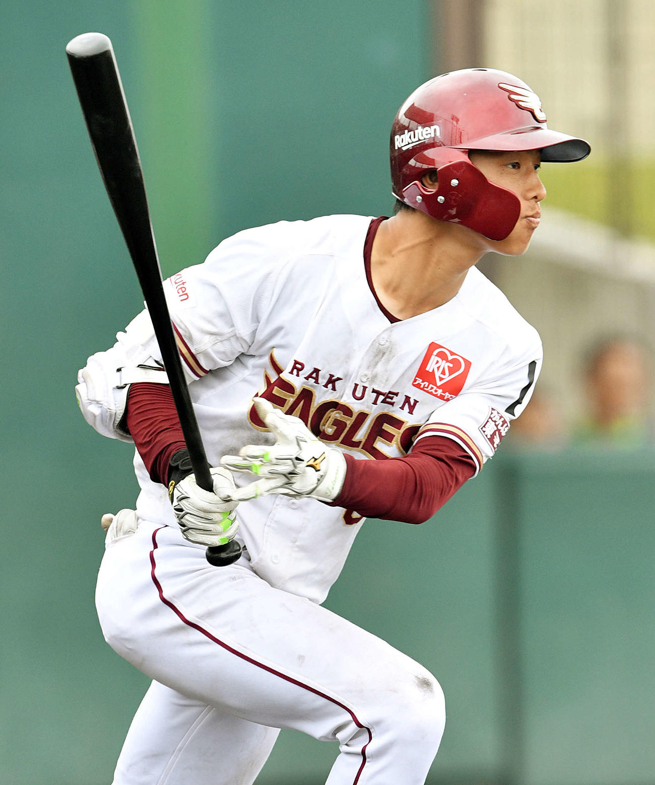 楽天対ヤクルト　5回裏楽天無死二塁、辰己は右適時二塁打を放つ（撮影・滝沢徹郎
