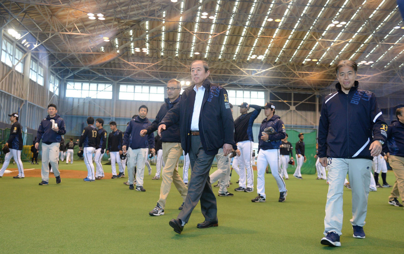 ナインを激励した井上亮オリックスCEO（中央）（撮影・渦原淳）