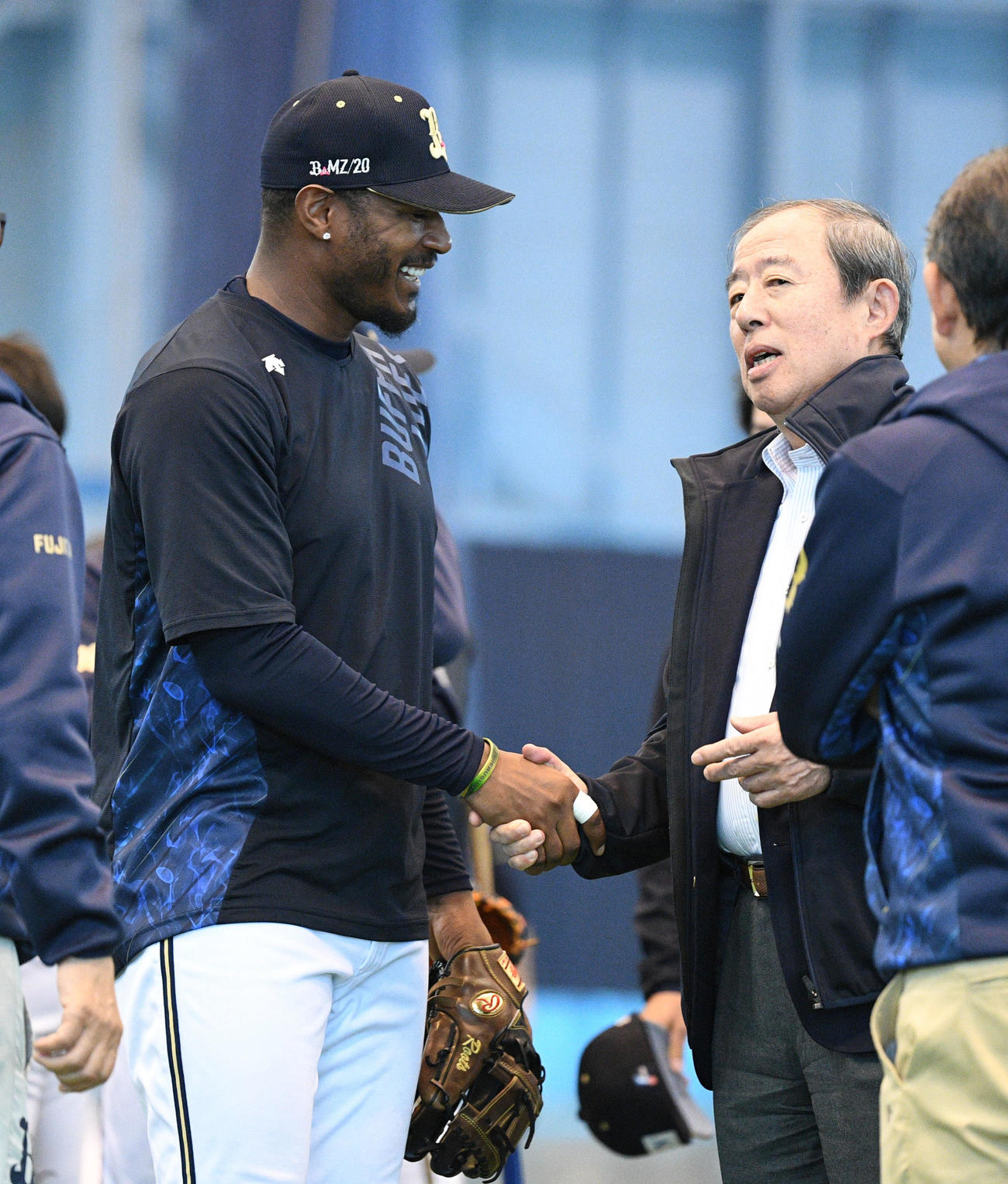 アダム・ジョーンズ（左）と握手をかわす井上亮オリックスCEO（撮影・渦原淳）