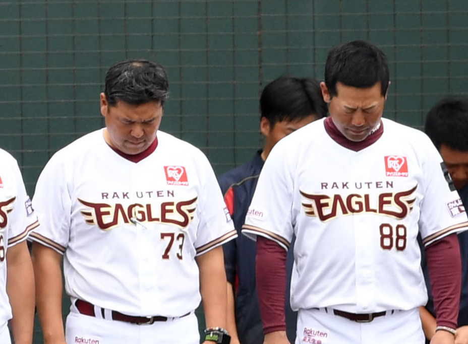 試合前、野村克也さんを偲び黙とうする楽天三木監督（右）と野村克則コーチ（撮影・横山健太）