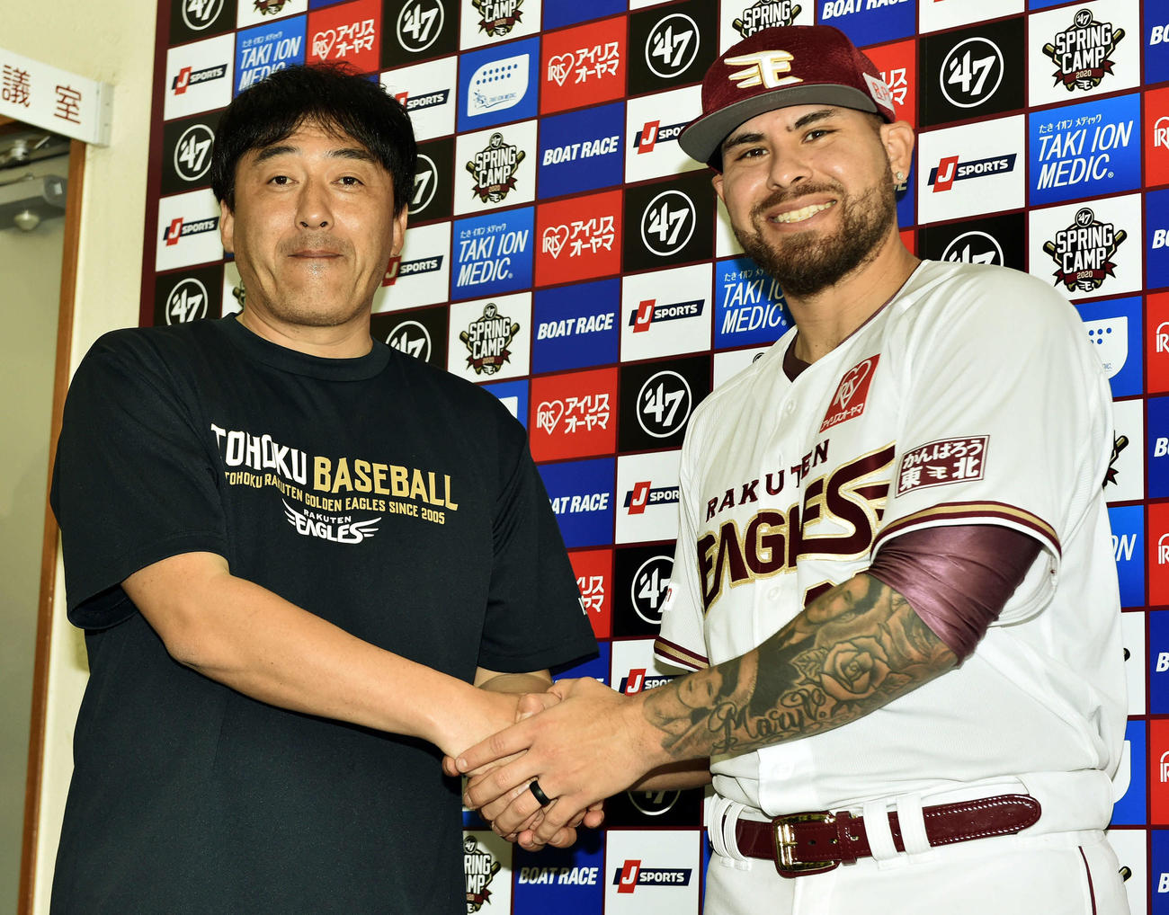 楽天対ヤクルト　入団会見で楽天石井GM（左）と握手を交わすロメロ（撮影・滝沢徹郎