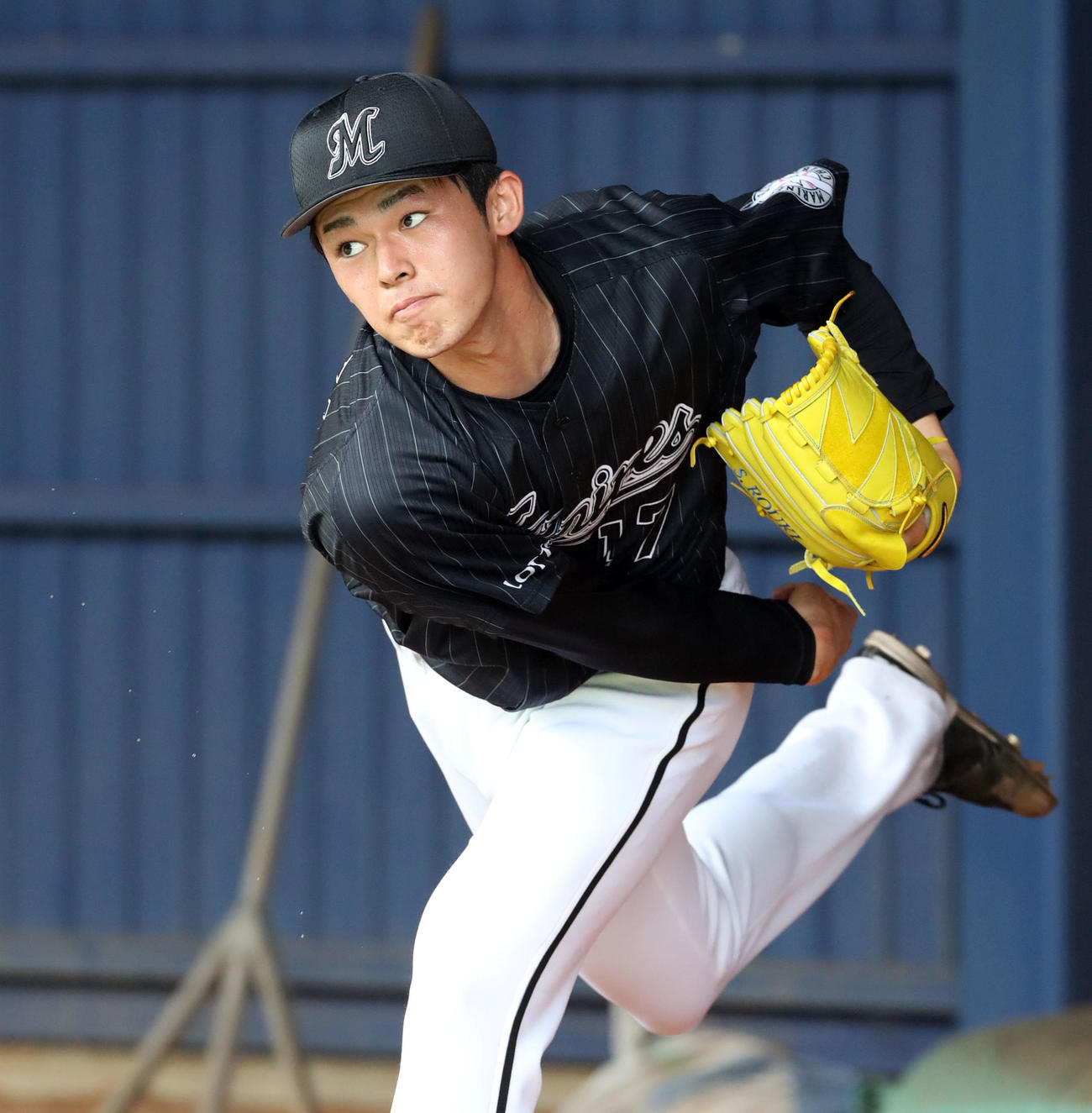 中日対ロッテ　汗を飛ばしブルペンで投げ込むロッテ佐々木朗（撮影・垰建太）