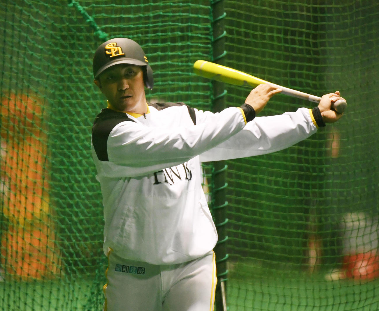 リハビリ組の内川聖一はマシン打撃でバットを振る（撮影・今浪浩三）