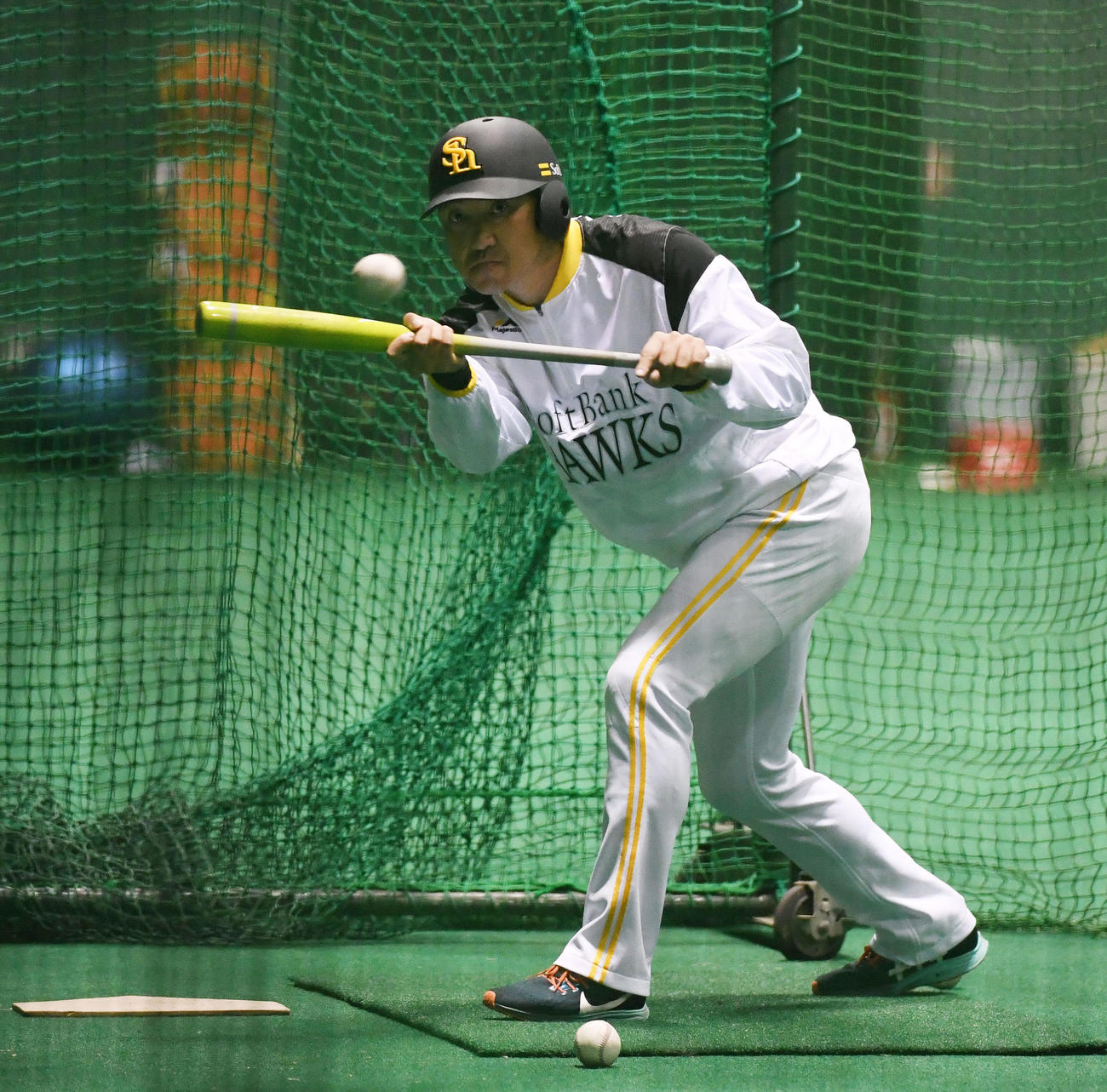 マシン相手にバント練習する内川（撮影・今浪浩三）