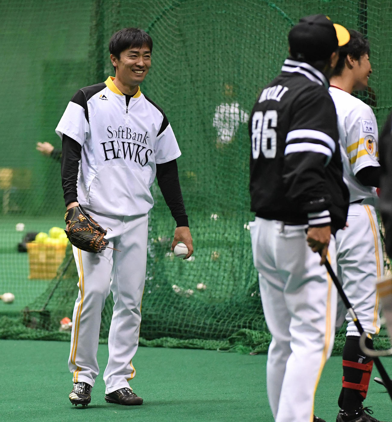 キャッチボールをしながら笑顔を見せる和田（撮影・今浪浩三）