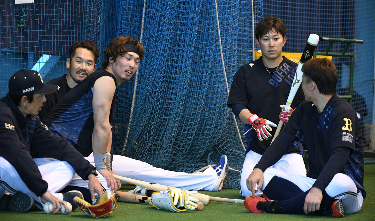 1軍に合流した西野真弘（右から2人目）はT－岡田（左から2人目）らと談笑する（撮影・渦原淳）