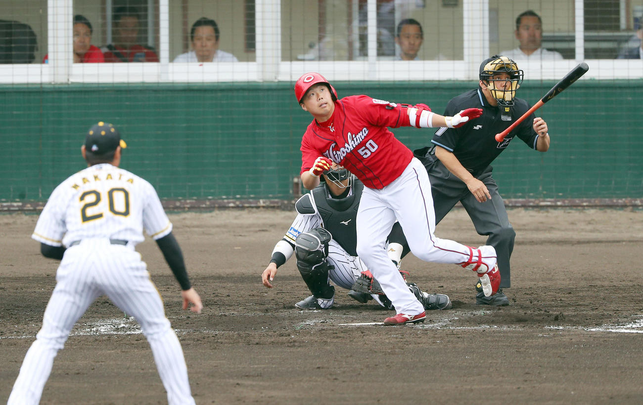 練習試合　阪神対広島　4回表広島1死一塁、左越え2点本塁打を放つ高橋大。投手中田（撮影・前田充）