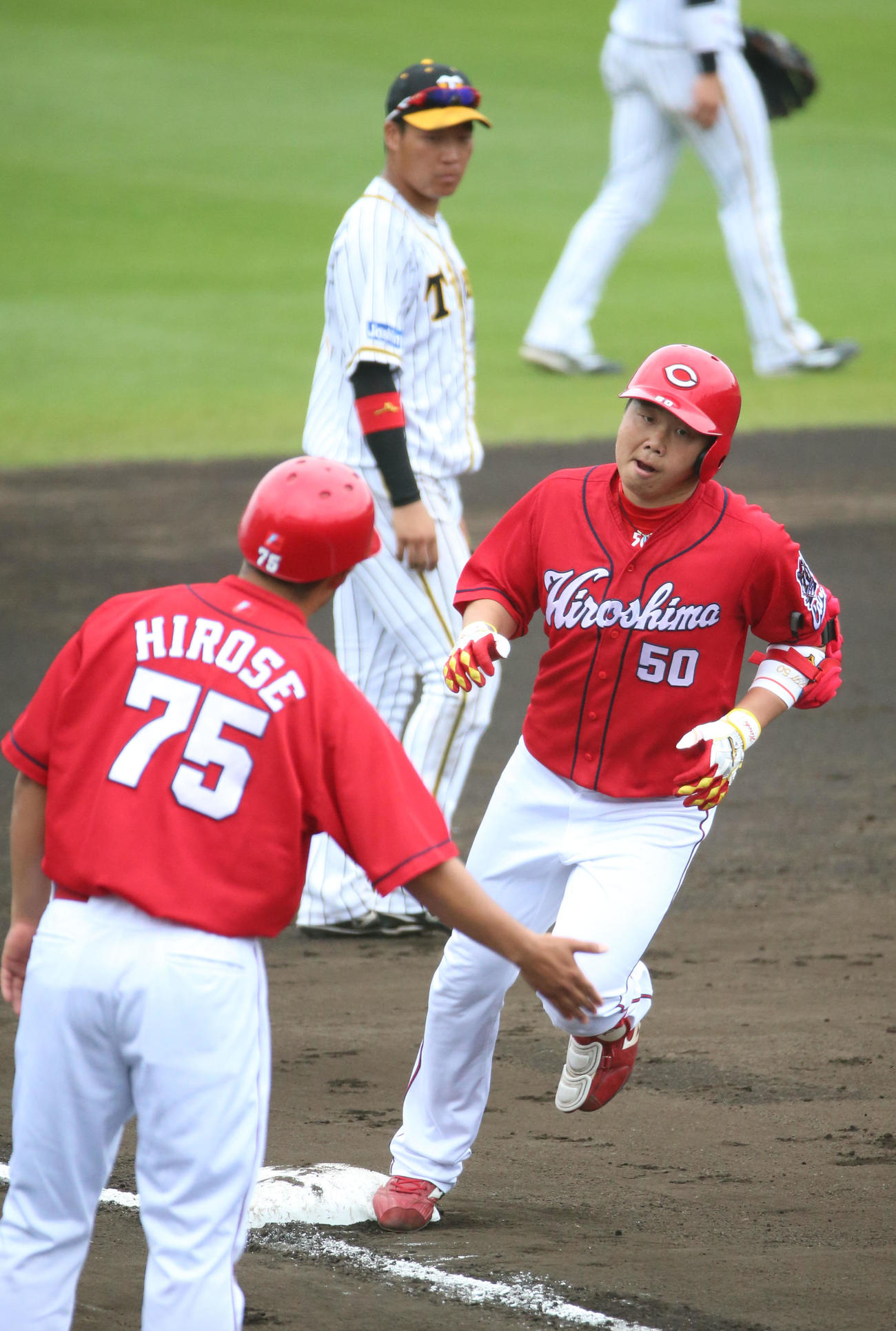 練習試合阪神対広島　4回表広島1死一塁、高橋大（右）は左越え2点本塁打を放ち三塁を回る（撮影・上山淳一）