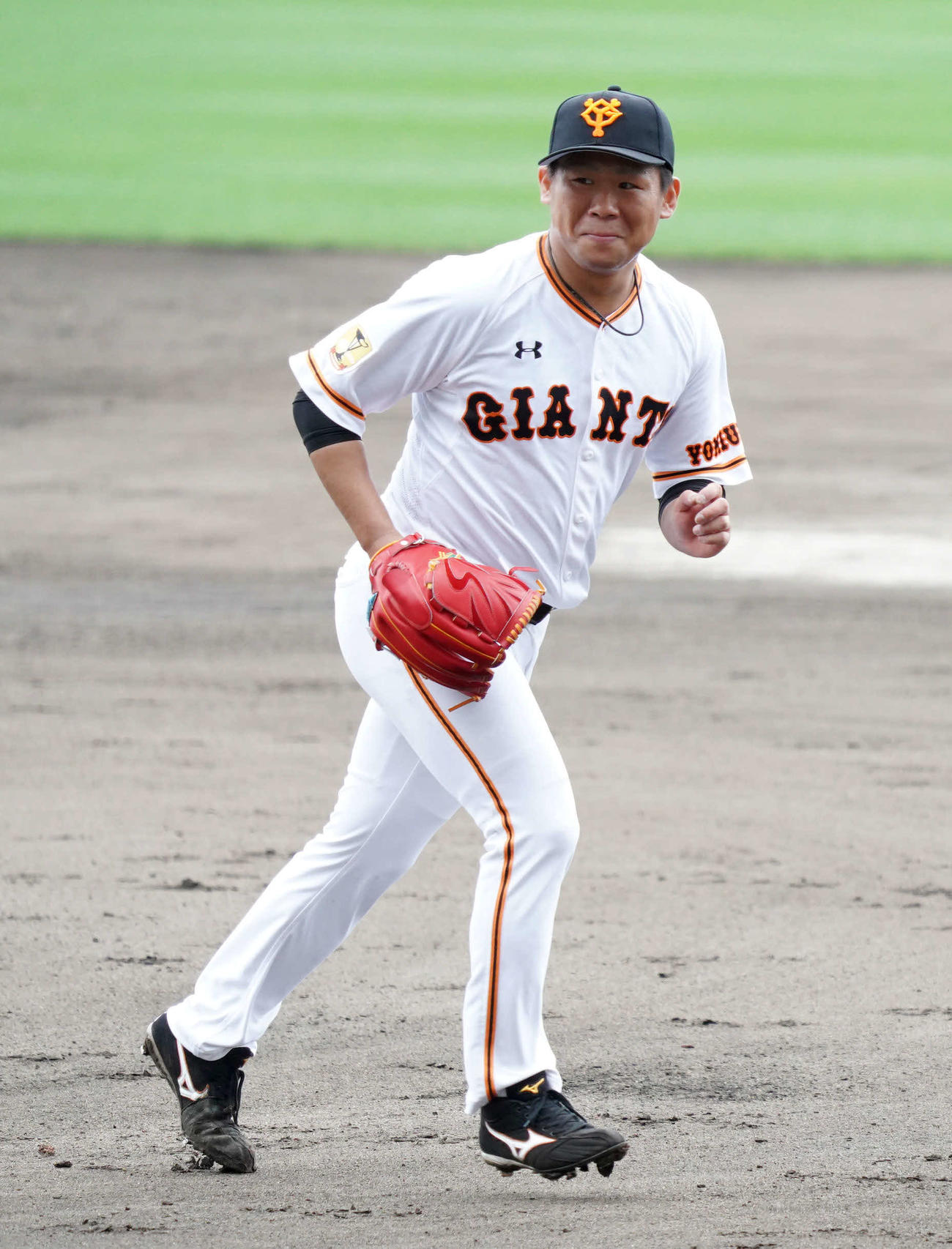 サムスン対巨人　4回を打者3人で抑え、笑顔でベンチに引き揚げる巨人2番手の田口（撮影・加藤諒）