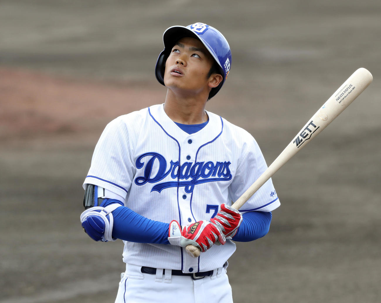 中日対ロッテ　1回裏中日無死、ボールを捉えられず悔しそうな表情の根尾（撮影・垰建太）