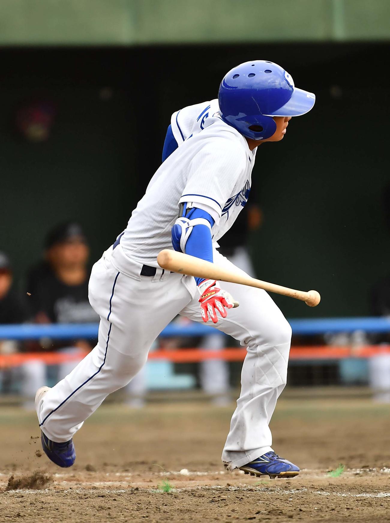 中日対ロッテ練習試合　5回裏中日1死、内野安打を放つ根尾（撮影・上田博志）