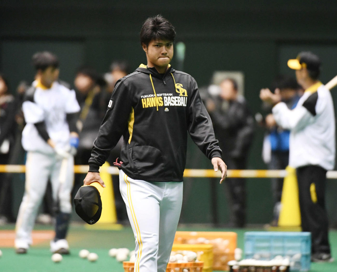練習前、工藤監督に右ひじ違和感を伝えリハビリ組に移動する甲斐野（撮影・今浪浩三）