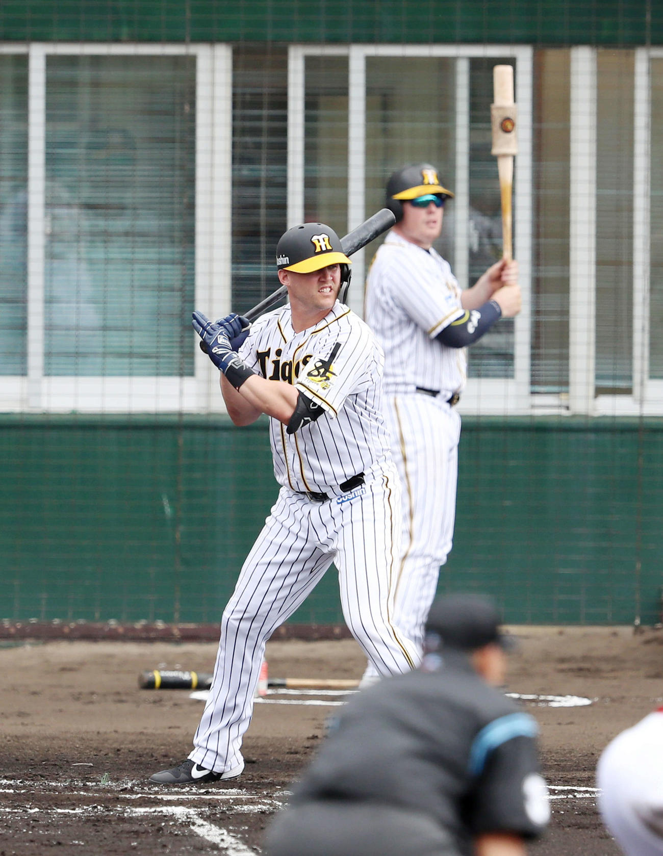 練習試合阪神対広島　1回裏阪神1死一塁、次打者席でバットを構えるボーア（右）と喪章を付け打席に立つサンズ（撮影・加藤哉）