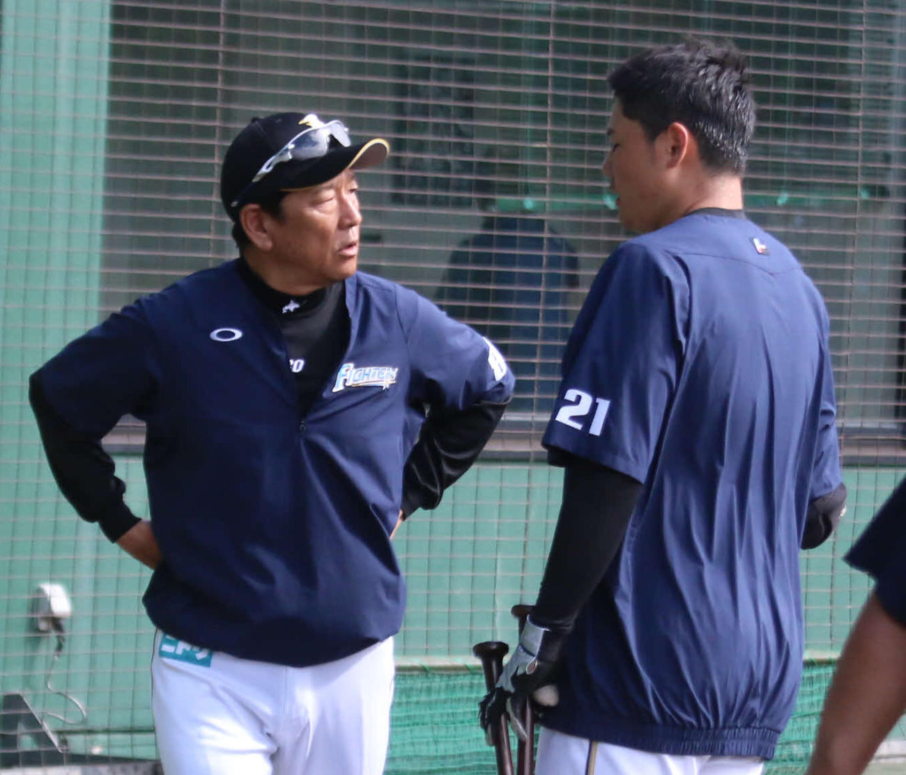 練習後に日本ハム清宮（右）と話しをする栗山監督（撮影・中島宙恵）