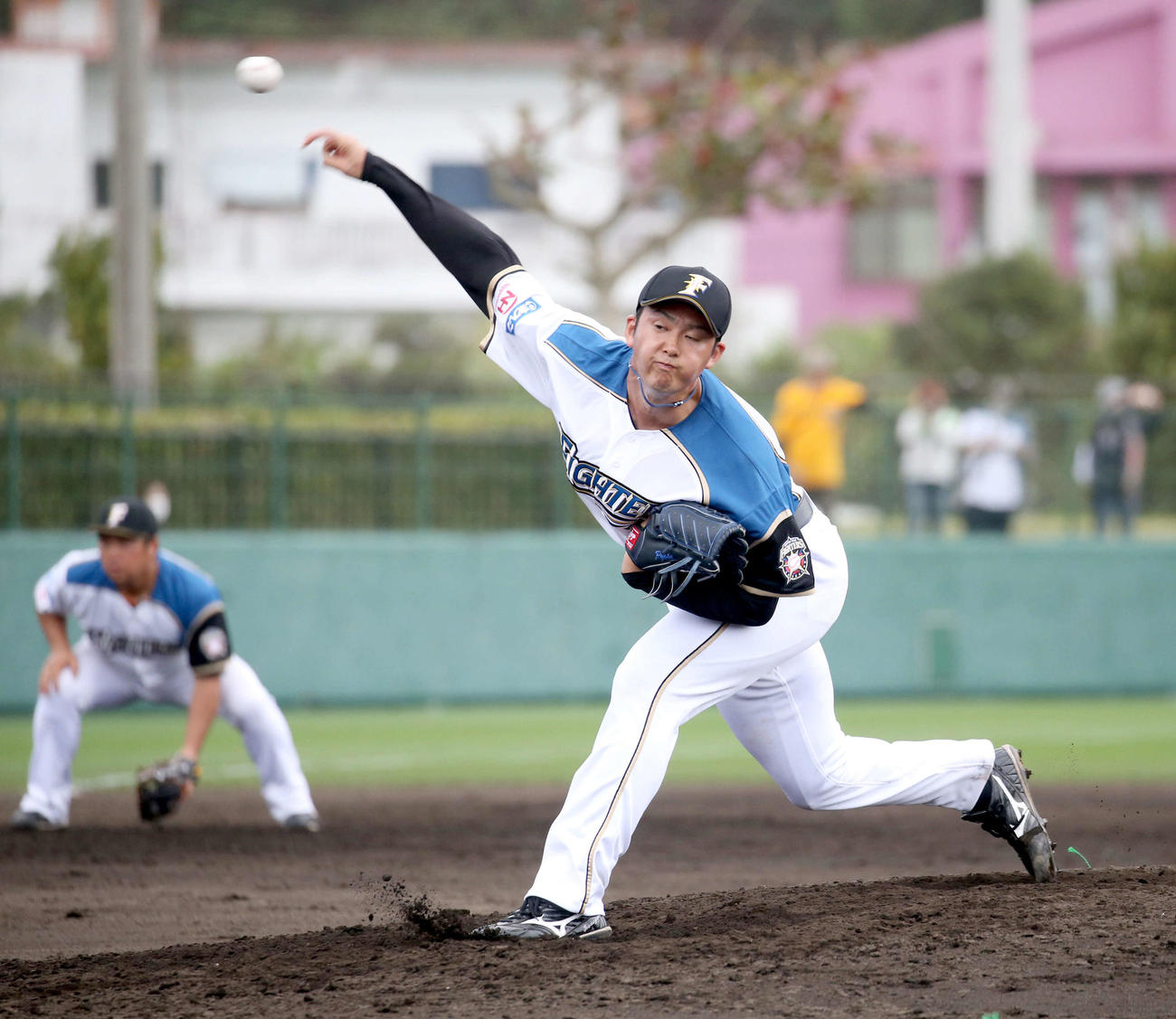 紅組対白組　9回から登板する白組7番手の日本ハム長谷川（撮影・佐藤翔太）