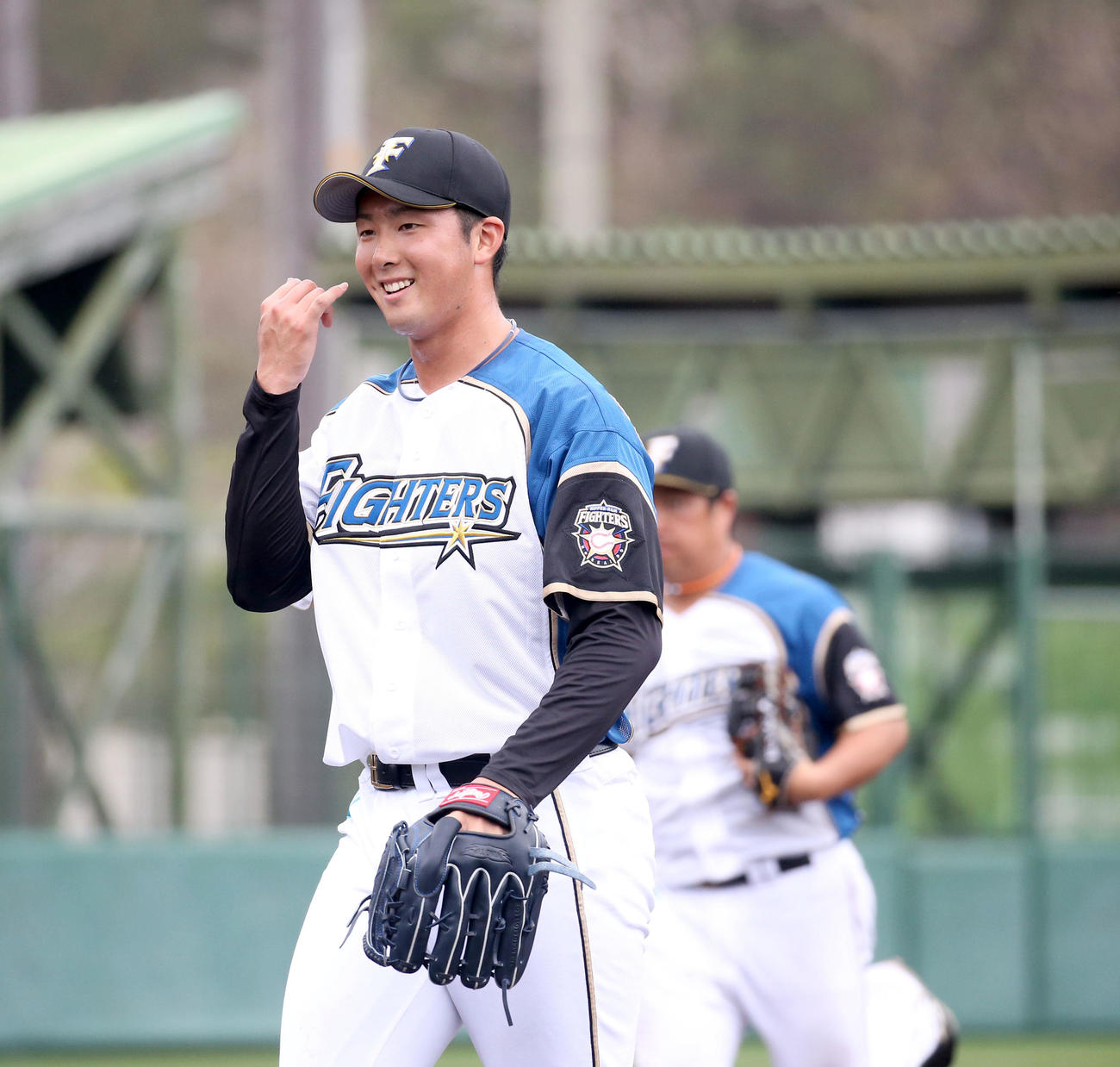 紅組対白組　9回表を無失点に抑えベンチに戻る日本ハム長谷川（撮影・佐藤翔太）