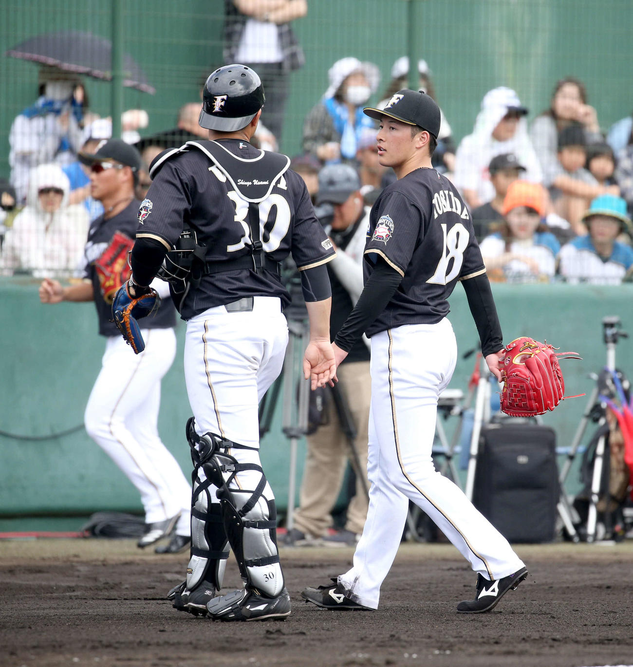 紅組対白組　1回裏を無失点で抑え日本ハム宇佐見（左）と共にベンチに戻る吉田輝（撮影・佐藤翔太）