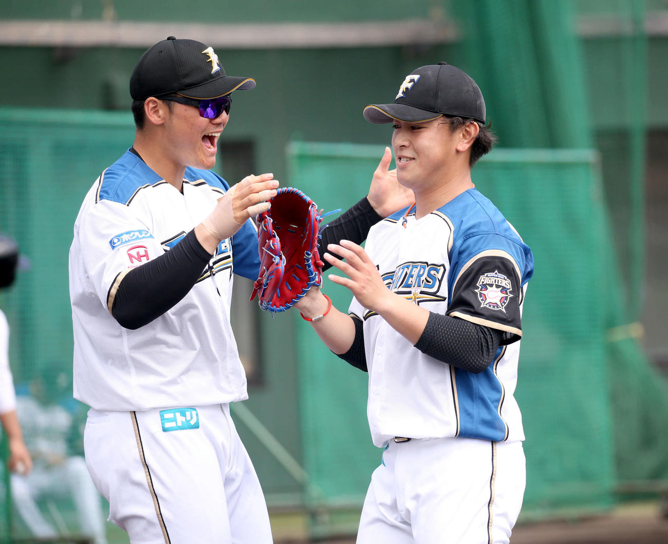紅組対白組　1回表を無失点に抑え日本ハム清宮（左）に出迎えられる河野（撮影・佐藤翔太）