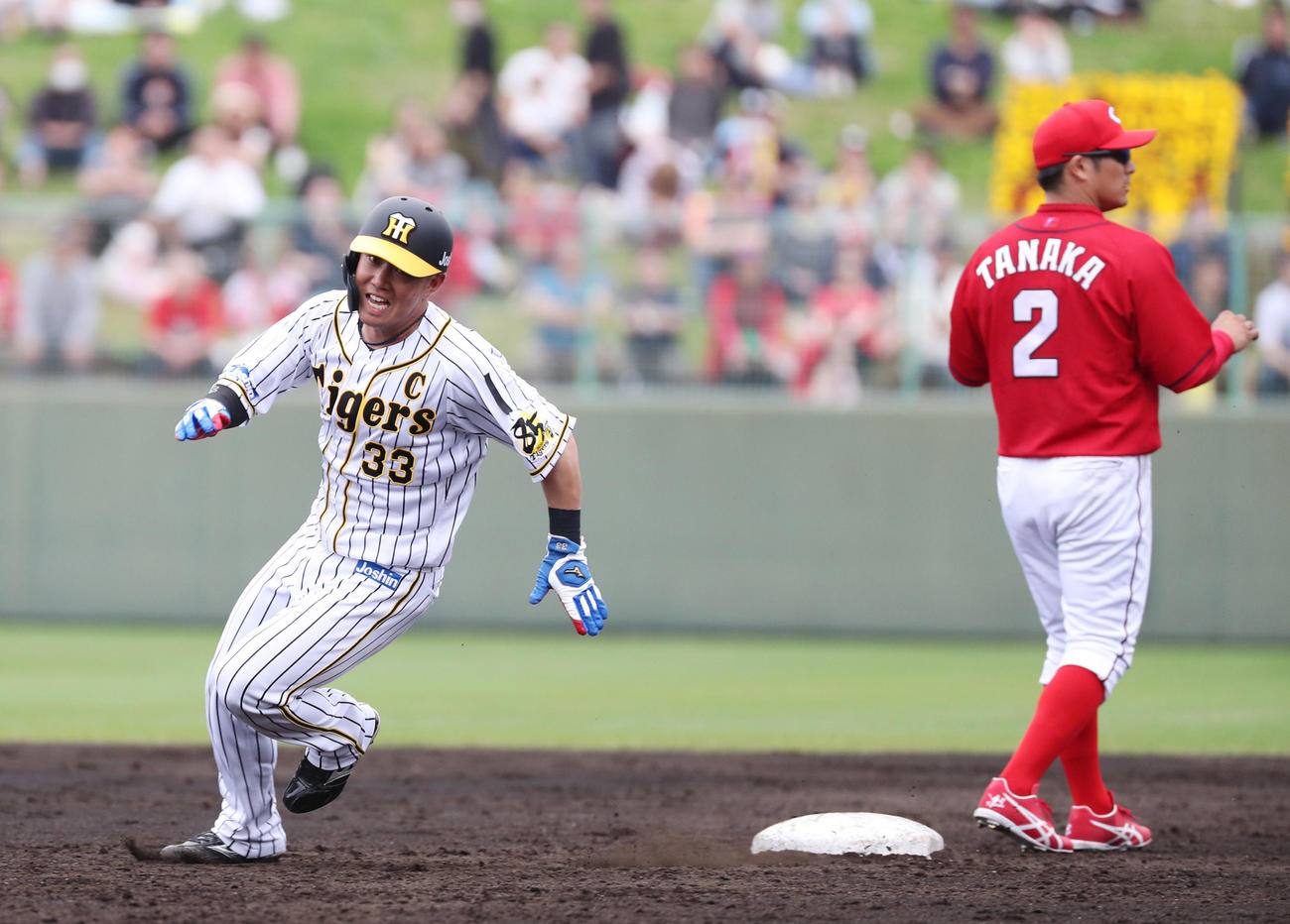 練習試合阪神対広島　3回裏阪神1死一塁、近本の右前打で二塁を蹴り三塁に進む一走糸原（撮影・清水貴仁）