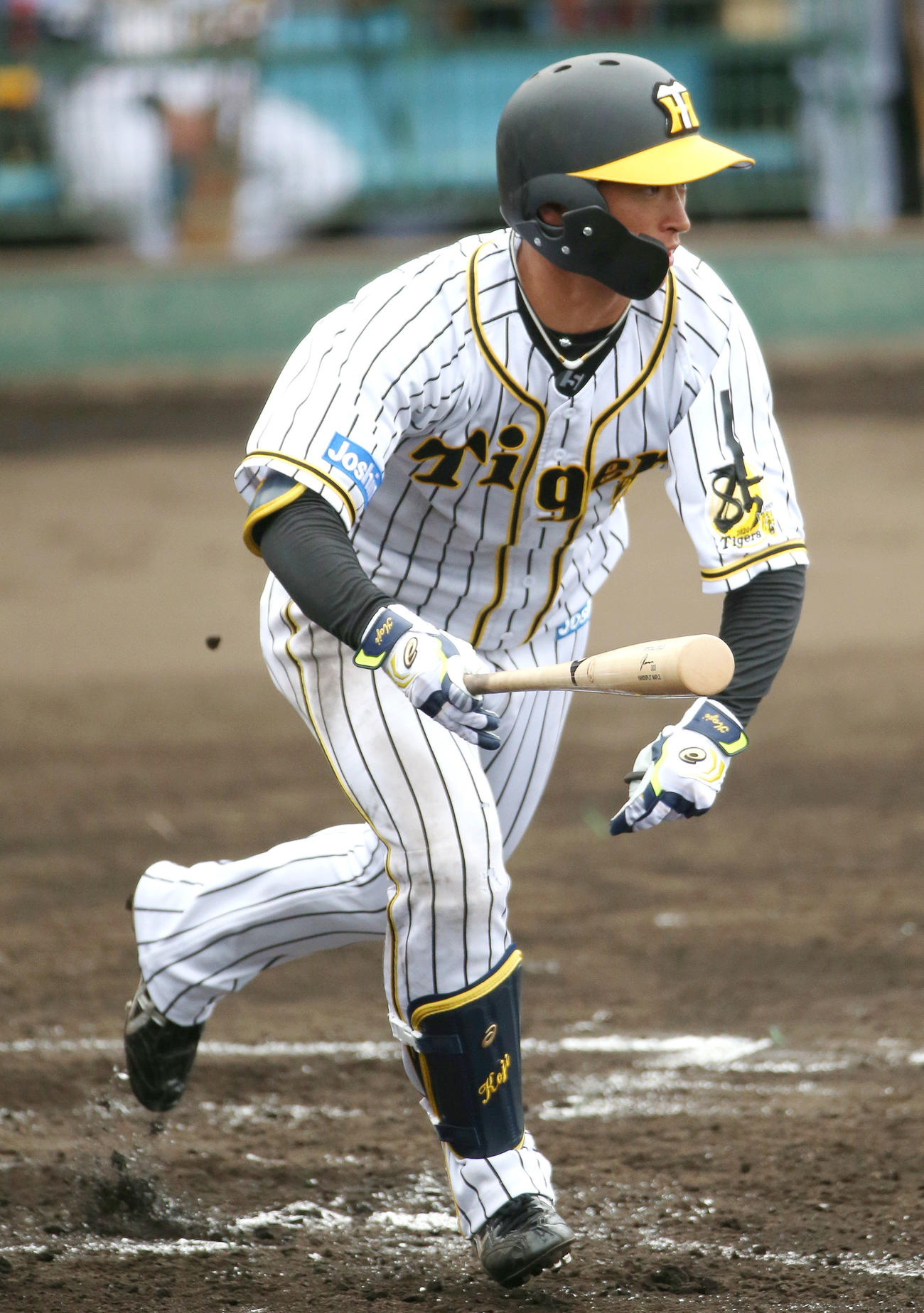 練習試合阪神対広島　3回裏阪神1死一塁、喪章を左腕に付けた近本は右前打を放つ（撮影・上山淳一）