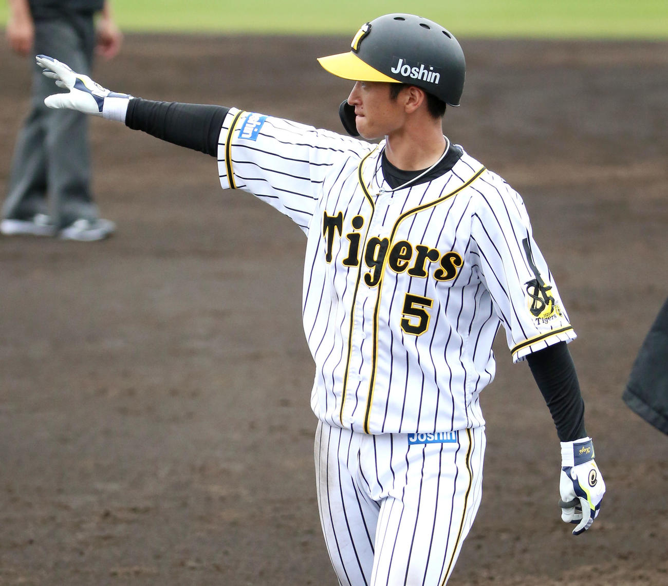 練習試合阪神対広島　3回裏阪神1死一塁、近本は右前打を放ちベンチに手をあげる（撮影・上山淳一）