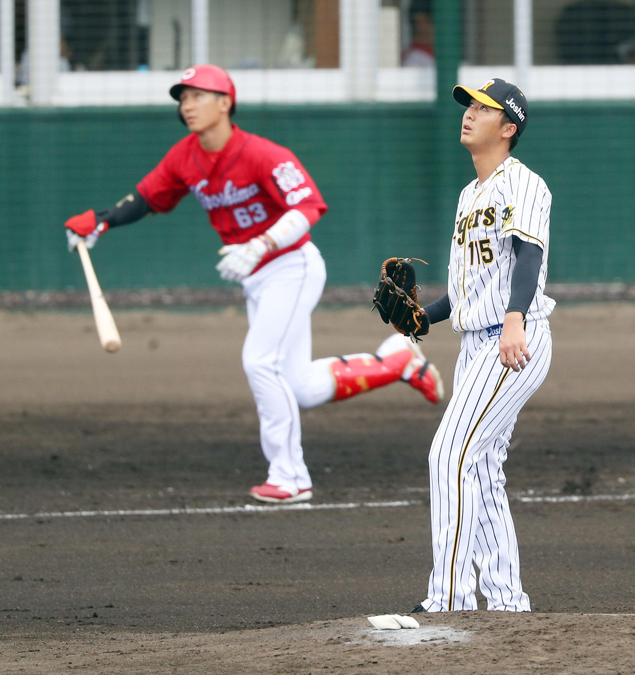練習試合阪神対広島　3回表広島1死、西川に右越え本塁打を浴びる横山（撮影・前田充）