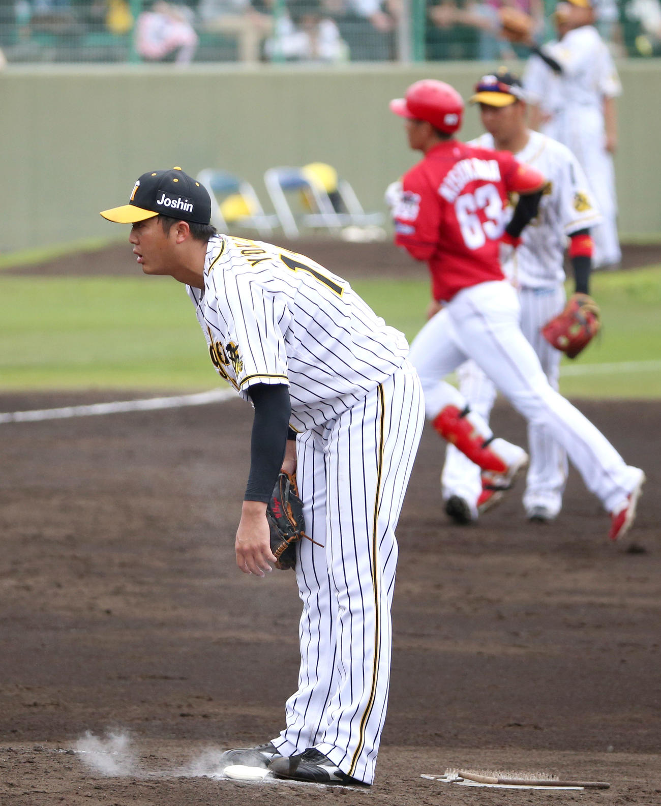 練習試合阪神対広島　3回表広島1死、横山（手前）は西川に先制右越え本塁打を浴びる（撮影・上山淳一）