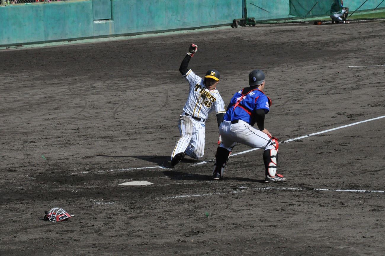 小野寺の中前打で生還する遠藤