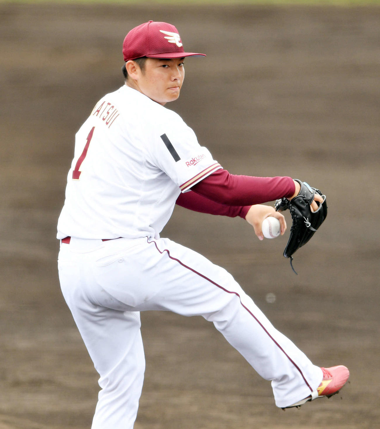 楽天対ヤクルト　喪章を付けて投球する楽天松井（撮影・滝沢徹郎）
