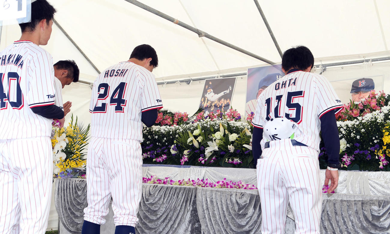 キャンプ地に設置された故野村克也さんの献花台で手を合わせる星（中央）らヤクルトの選手たち（撮影・狩俣裕三）