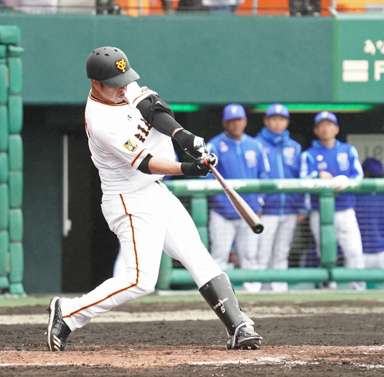 巨人対DeNA　5回裏巨人無死、中島は左越えにソロ本塁打を放つ（撮影・加藤諒）