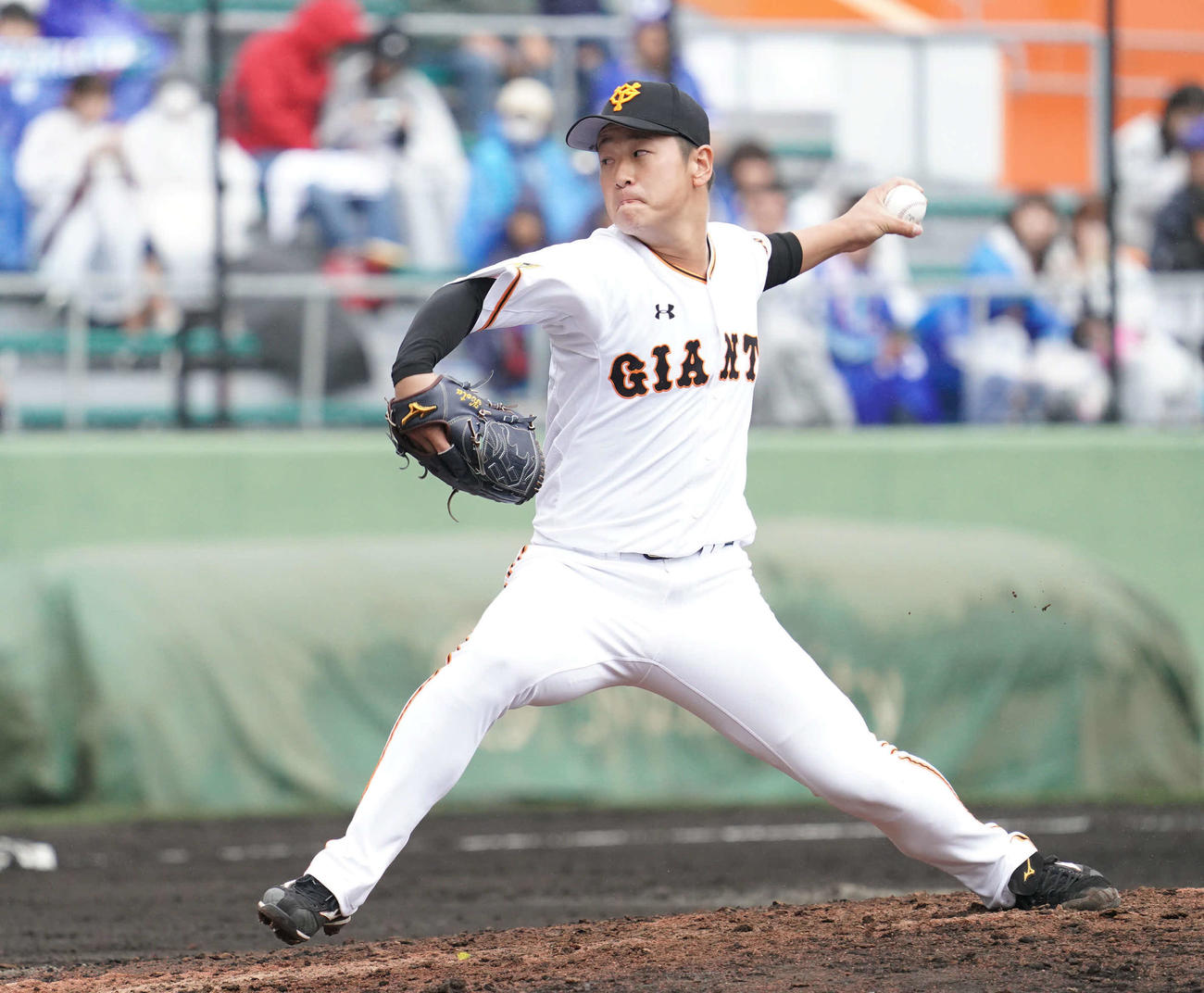 巨人対DeNA　力投する巨人6番手の中川（撮影・加藤諒）