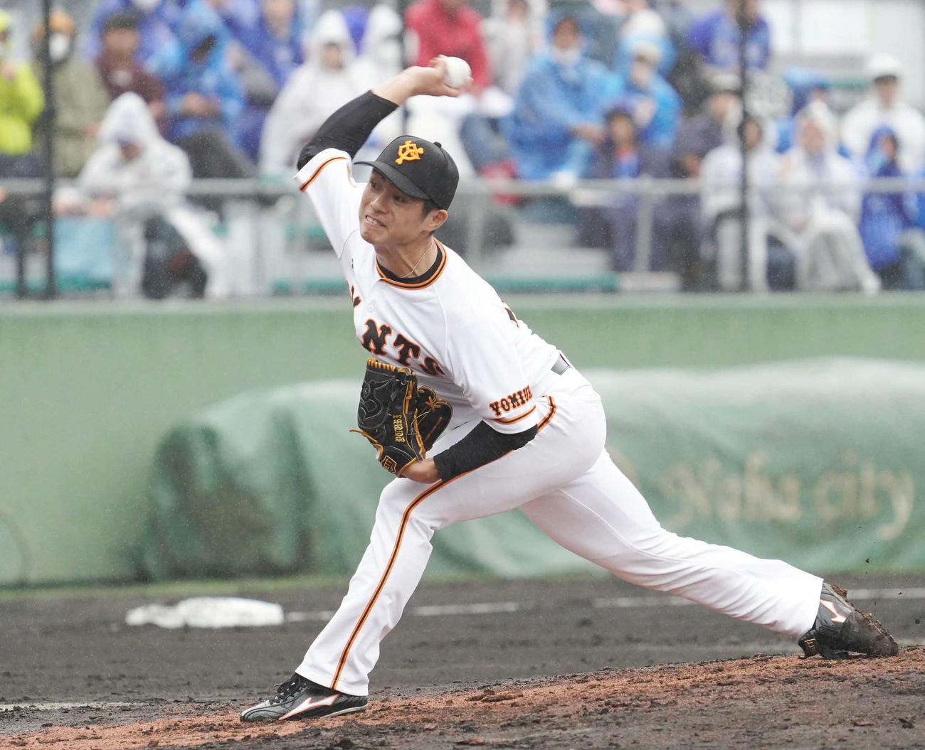 巨人対DeNA　力投する巨人2番手の古川（撮影・加藤諒）