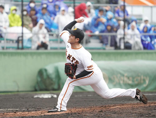 巨人対DeNA 力投する巨人5番手の鍵谷(撮影・加藤諒)